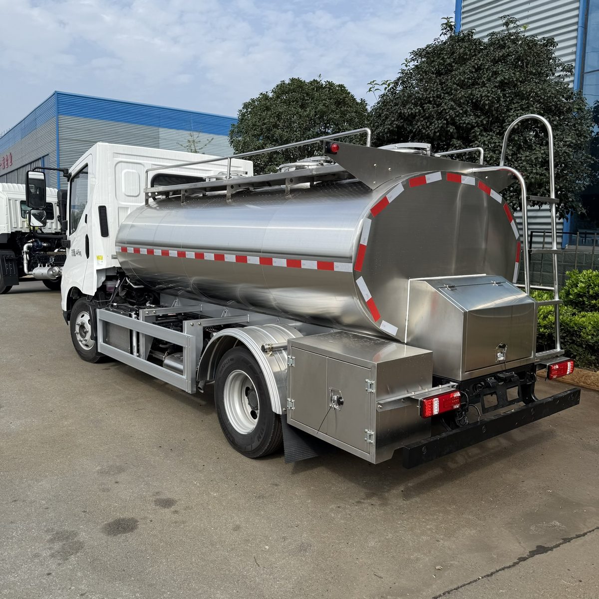 Water & Milk Tanker Trucks 7