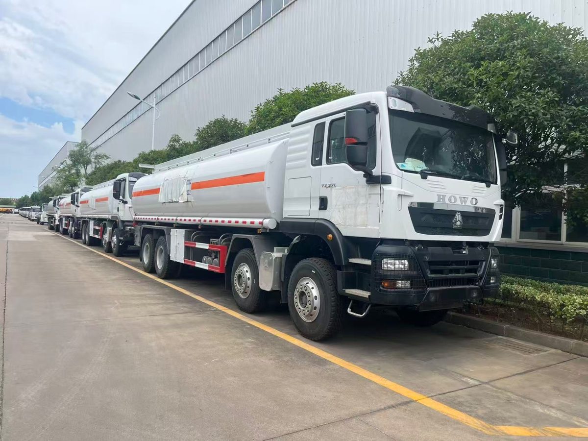 Sinotruk Howo 8x4 32000L Fuel Tanker Truck