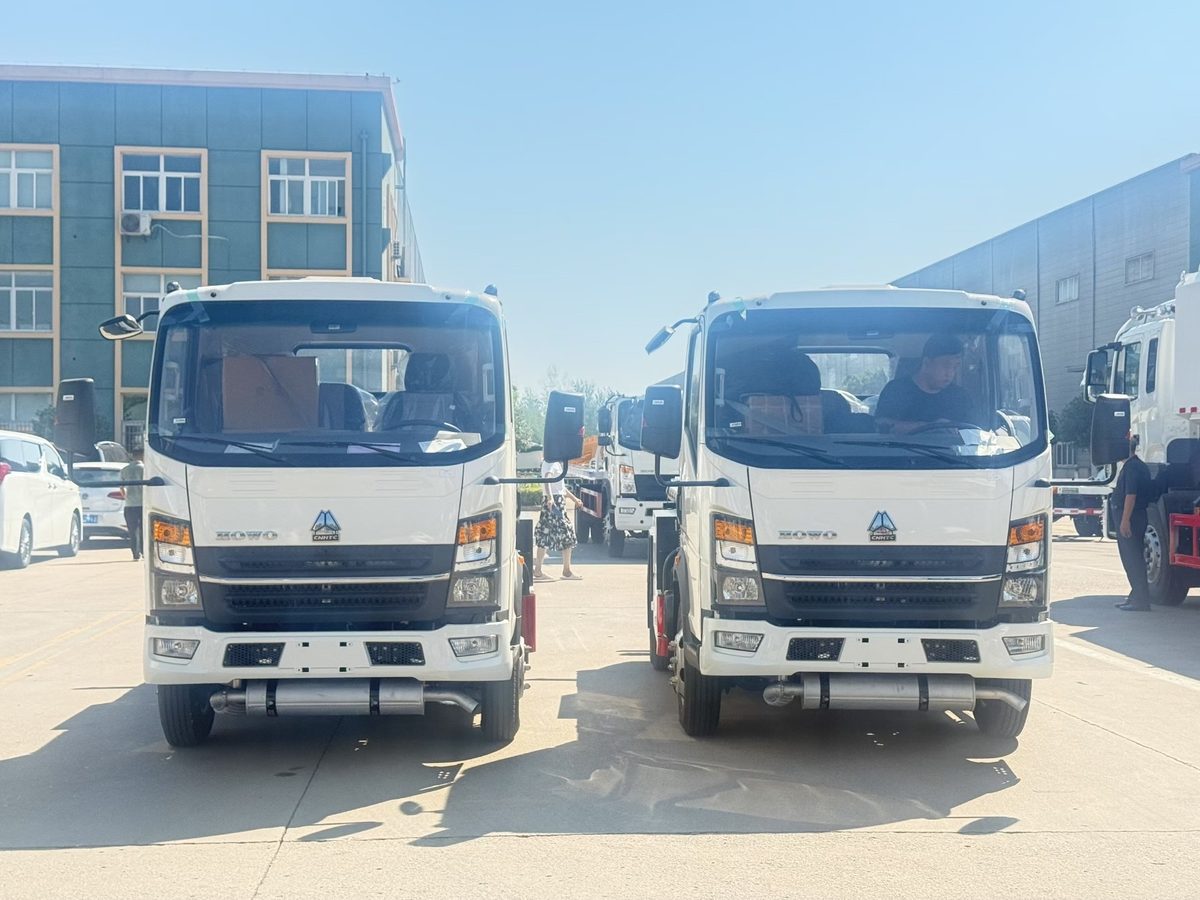 Sinotruk Howo 4x2 3000L Refueling Tanker Truck