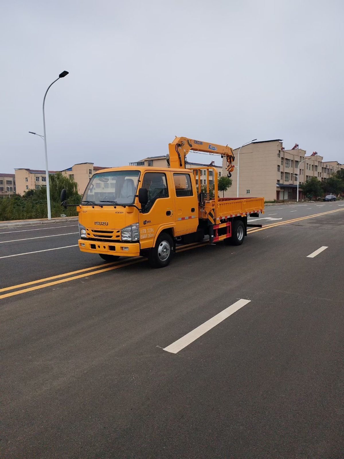 Isuzu 4x2 3.2 Ton Telescopic Boom Truck Mounted Crane