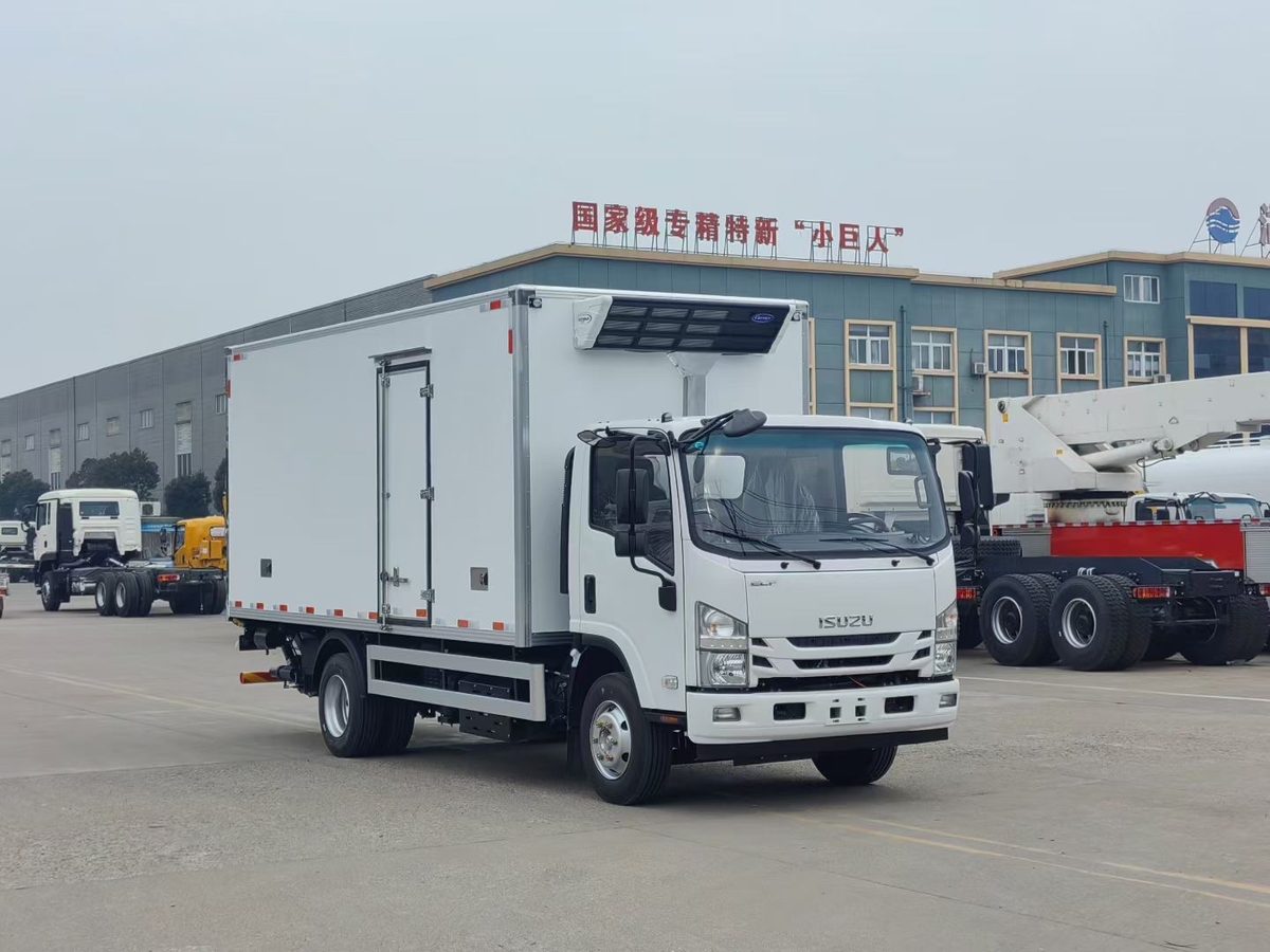 Isuzu 4x2 4-5 Ton Refrigerated Truck