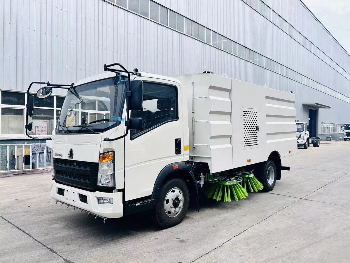Sinotruk Howo 4x2 5.5cbm Sweeper Truck